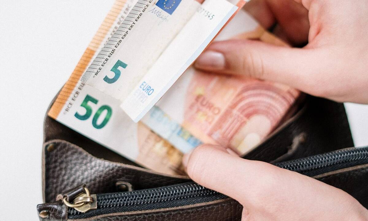 Πόσα ευρώ πρέπει να έχετε σε μετρητά αν «πέσει» το σύστημα;