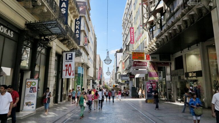 Θερινές εκπτώσεις 2025: Ποια Κυριακή θα είναι ανοιχτά καταστήματα