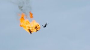 Τομ Κρουζ: Πήδηξε 16 φορές με φλεγόμενο αλεξίπτωτο