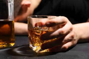 Πειραιάς: Τρεις ανήλικοι στο νοσοκομείο από κατανάλωση αλκοόλ