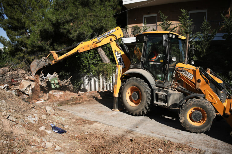 Δήμος Αθηναίων: Ξεκίνησε η κατεδάφιση 70 κτηρίων