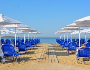 Πόσο κοστίζει ένα μπάνιο στις οργανωμένες παραλίες της Αττικής