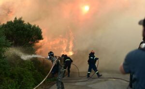 Ανεξέλεγκτη η φωτιά στον Μαραθώνα – Ποιοι δρόμοι έχουν κλείσει