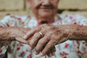Κρήτη: Συνελήφθη αποκλειστική νοσοκόμα για βίαιη κακοποίηση 88χρονης με άνοια