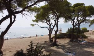 Πού να κάνετε μπάνιο με παιδιά στην Αττική – Καθαρές, ήσυχες και κοντινές παραλίες