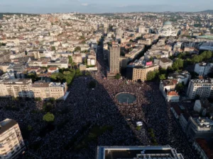 Σε αναβρασμό η Σερβία: 140.000 στους δρόμους του Βελιγραδίου, αιτήματα για εκλογές