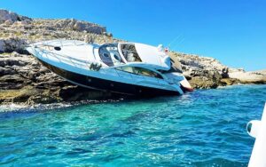 Βούλα: Ταχύπλοο καρφώθηκε σε βράχια