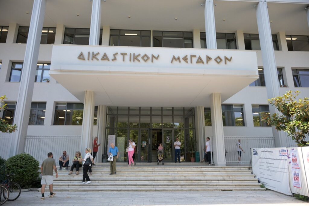 Τέμπη: Διακόπηκε η δίκη για τα βίντεο – Έντονες αντιδράσεις συγγενών