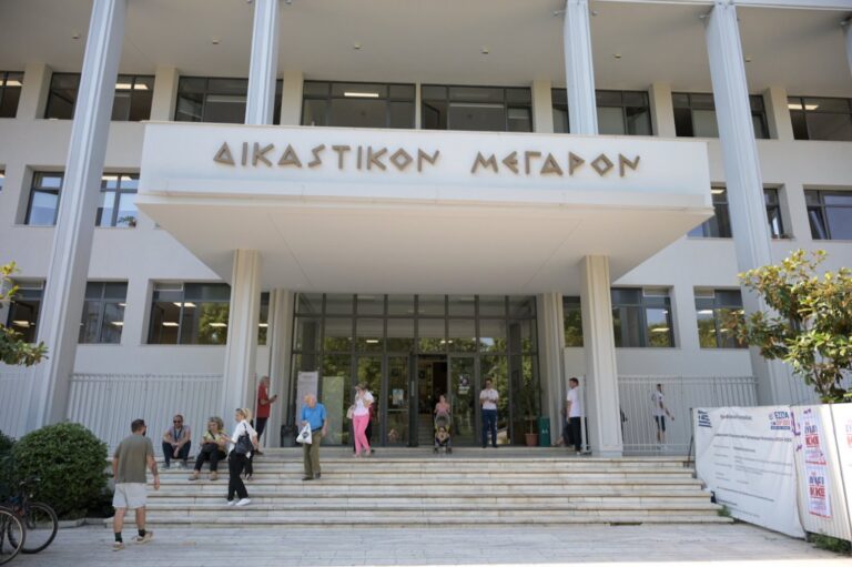 Τέμπη: Διακόπηκε η δίκη για τα βίντεο – Έντονες αντιδράσεις συγγενών