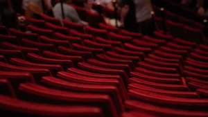 ΟΠΕΚΑ: Πότε ξεκινούν οι αιτήσεις για δωρεάν εισιτήρια θεάτρου;