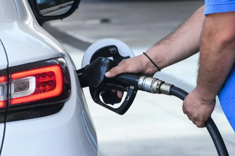 Ξανά στα 2 ευρώ η βενζίνη – Τι θα γίνει με το Fuel Pass