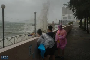 Τυφώνας Wipha: Κόκκινος συναγερμός στο Χονγκ Κονγκ με ανέμους 118 χλμ/ώρα