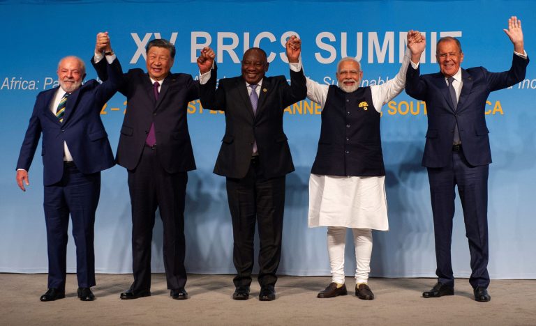 Τραμπ εναντίον BRICS: Απελεί με… επιπλέον δασμούς