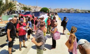 The Guardian: Πρώτο θέμα το επεισόδιο στην Σύρο