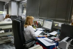 ΓΣΕΕ: Τι προτείνει για ωράριο και αποδοχές