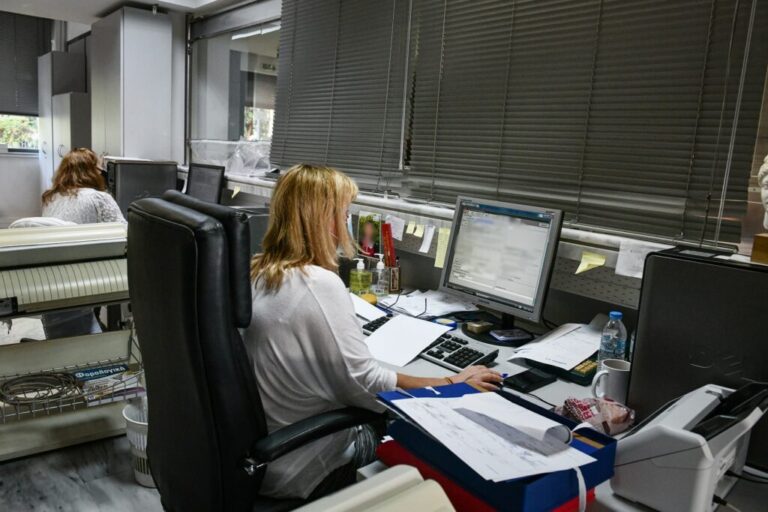 ΓΣΕΕ: Τι προτείνει για ωράριο και αποδοχές
