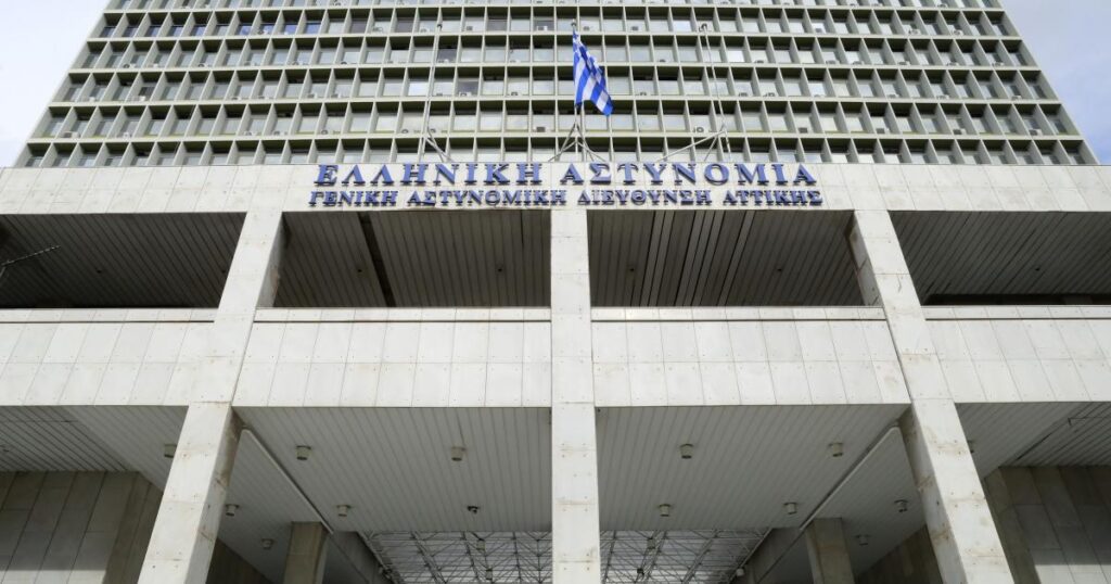 Γυναικοκτονία στη Δράμα: Διαμαρτυρία φεμινιστικών συλλογικοτήτων έξω από τη ΓΑΔΑ