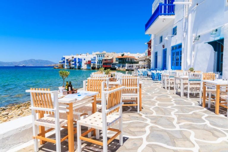 Σαντορίνη & Μύκονος «βουλιάζουν» στα έσοδα