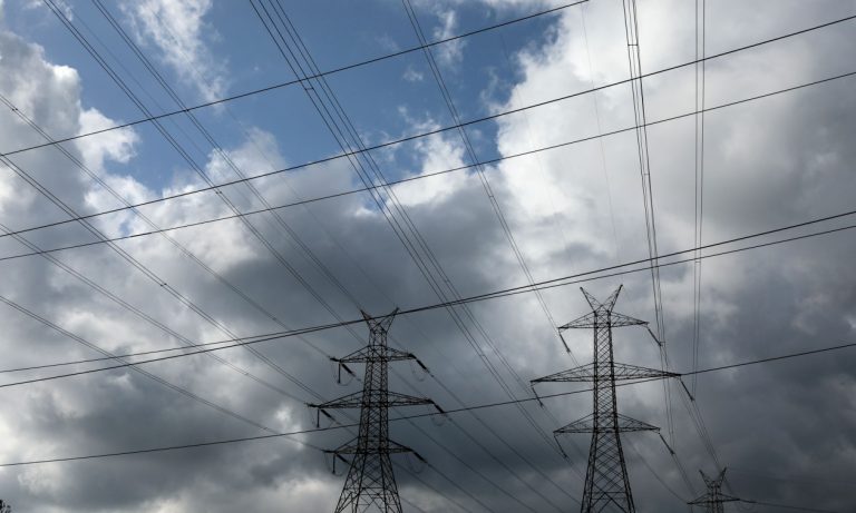 Σοκ στη Χαριλάου: Χωρίς ρεύμα πάνω από τρεις ώρες λόγω… κλαδιών