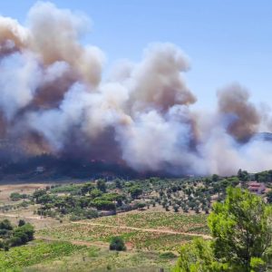 Μαίνεται ασταμάτητη η φωτιά στη Ραφήνα: Ζημιές σε σπίτια και αυτοκίνητα