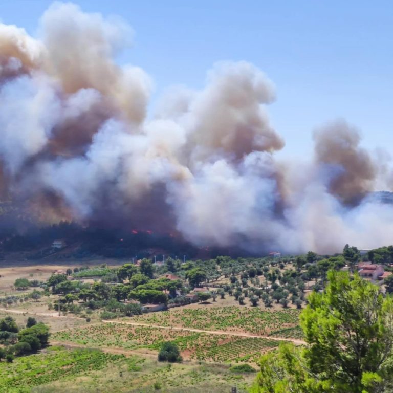 Μαίνεται ασταμάτητη η φωτιά στη Ραφήνα: Ζημιές σε σπίτια και αυτοκίνητα