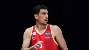 Λαρεντζάκης: Συνεχίζει στον Ολυμπιακό για 3 χρόνια
