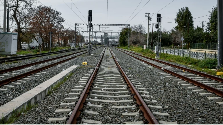 Κυρανάκης για το τρένο στη Λάρισα: «Δεν μπήκε ποτέ σε λάθος γραμμή» – Τι απαντά η Hellenic Train