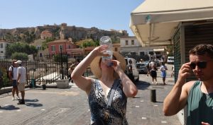 Καύσωνας και… αποπνικτική ατμόσφαιρα: Τι να τρώμε για να αντέξουμε!