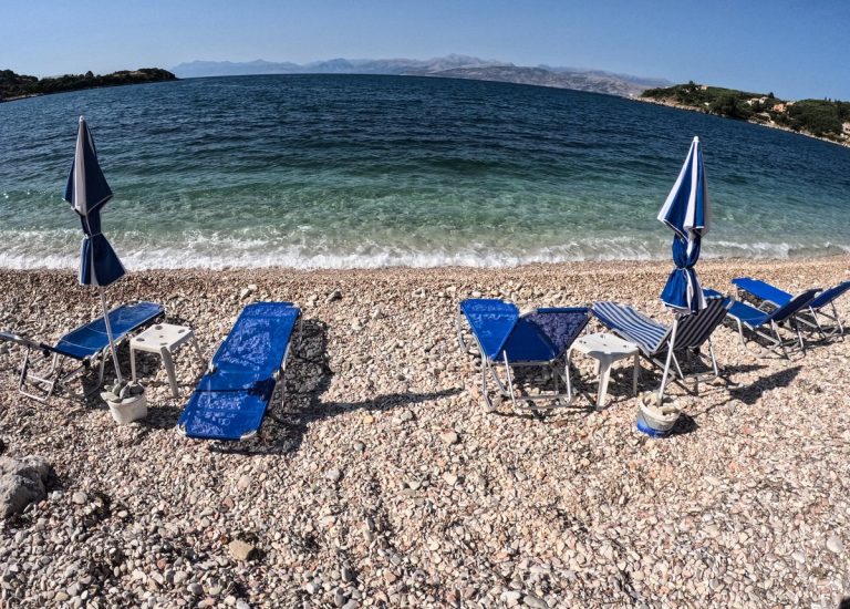 Καλοκαίρι στην Αττική: Οι παραλίες που έχουν γίνει πόλος έλξης για χιλιάδες επισκέπτες