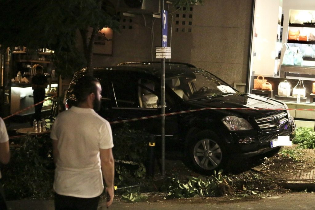 Κολωνάκι: Τζιπ έπεσε σε εστιατόριο – 11 τραυματίες