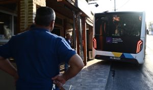 Μενίδι: Λεωφορείο έπεσε σε ταβέρνα