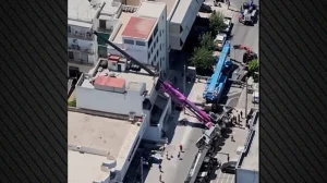 Απίστευτο περιστατικό: Γερανός καταπλάκωσε σπίτι ενώ η ένοικος κοιμόταν