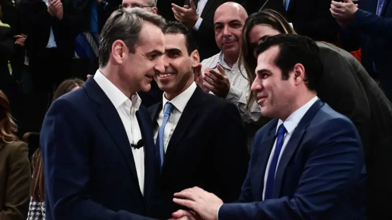Έκτακτη συνάντηση Μητσοτάκη-Πλεύρη στο Μαξίμου