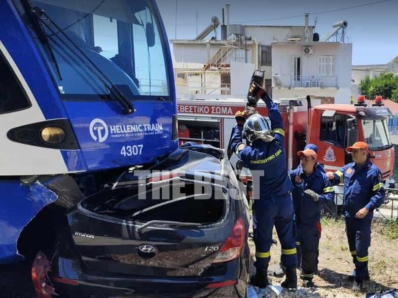 Η φωτογραφία είναι τραβηγμένη από το thebest.gr. Πάτρα: Τρένο του Προαστιακού συγκρούστηκε με αυτοκίνητο.