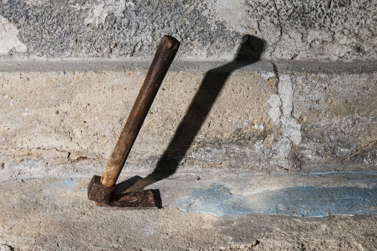 Μάνδρα: Οδηγός φορτηγού χτύπησε συνάδελφό του με σκεπάρνι