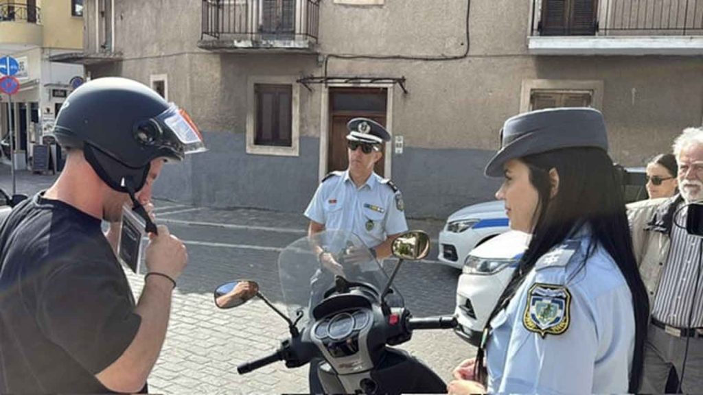 ΕΛΑΣ: Πάνω από 3.000 πρόστιμα σε δικυκλιστές για μη χρήση κράνους