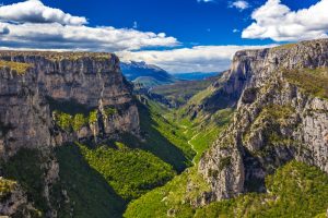 Σε σοβαρή κατάσταση η γυναίκα που έπεσε στο Φαράγγι του Βίκου