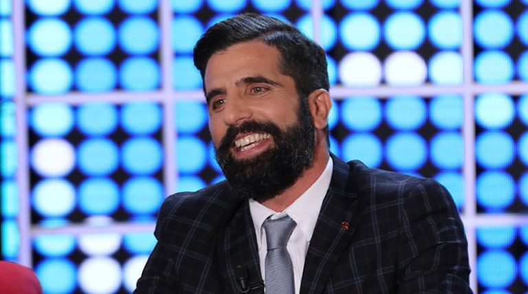Θανάσης Βισκαδουράκης: «Μεγάλωσα στον δρόμο – Περίμενα την Κυριακή για ένα κονιάκ ή λίγα κόλλυβα»
