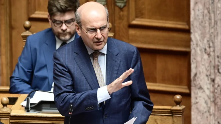 “Είστε οι καλύτεροι χορηγοί μας”: Σύγκρουση Χατζηδάκη-Ανδρουλάκη στη Βουλή
