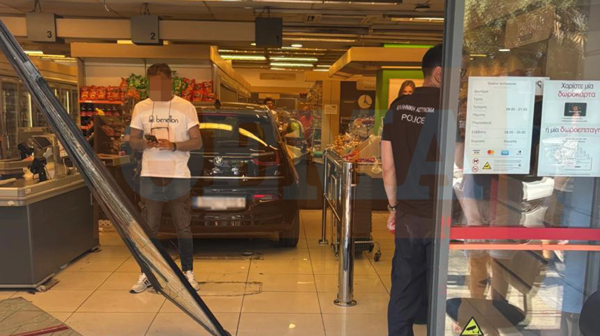 Όχημα εισέβαλε σε σούπερ μάρκετ στην Πέτρου Ράλλη