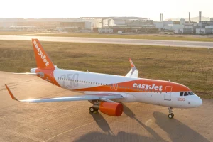 Σοκ στην EasyJet: Πιλότος τέθηκε σε διαθεσιμότητα μετά από μεθύσι και γυμνή βόλτα σε ξενοδοχείο