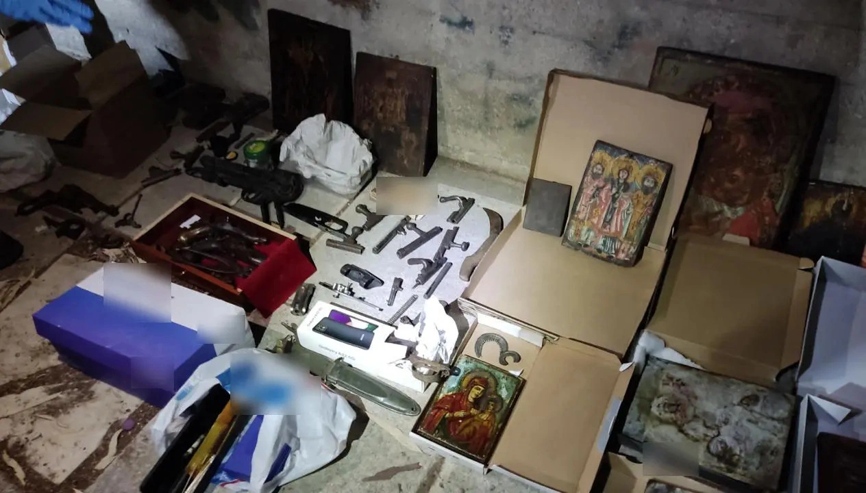 Φωτογραφίες-σοκ: Δείτε τι βρήκε η ΕΛ.ΑΣ. σε κάδο απορριμμάτων στην Καισαριανή