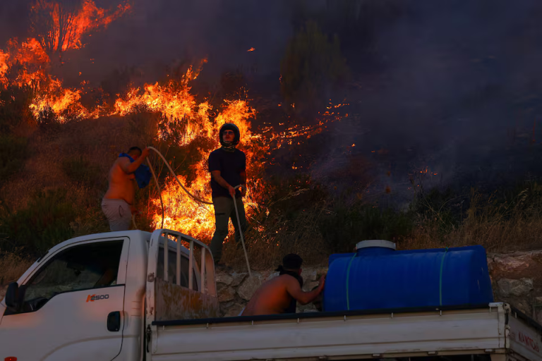 Τουρκία: Μεγάλες φωτιές νότια της Κωνσταντινούπολης – Εκατοντάδες εκκενώσεις