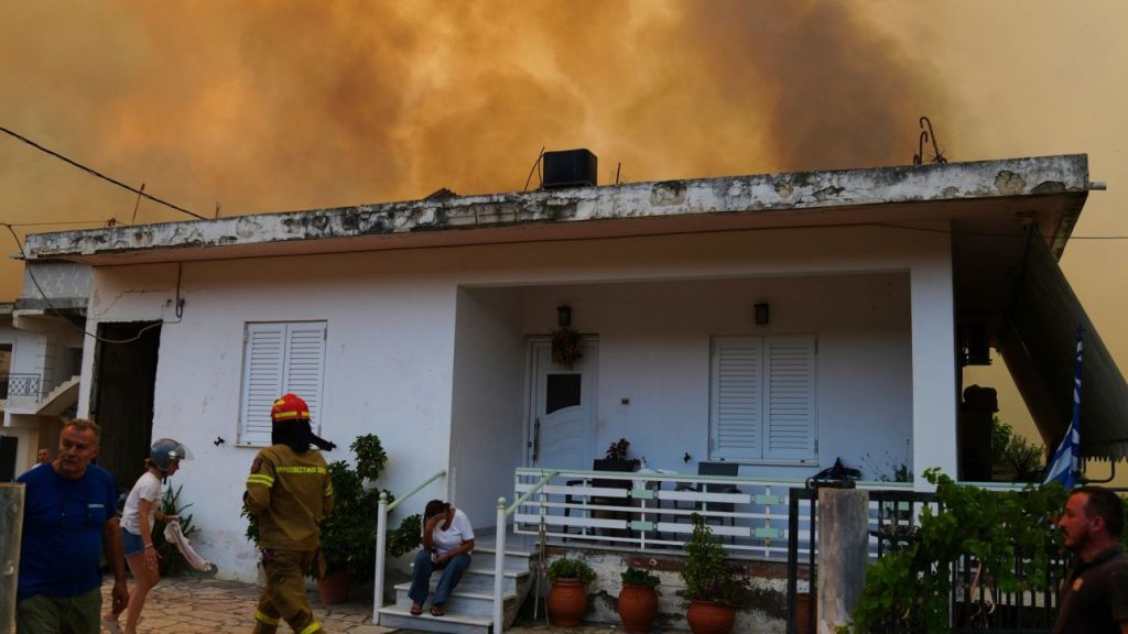 Η Πάτρα φλέγεται: Οι φλόγες μπήκαν στην πόλη – Αποπνικτική η ατμόσφαιρα από τους καπνούς
