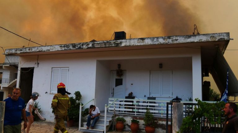 Η Πάτρα φλέγεται: Οι φλόγες μπήκαν στην πόλη – Αποπνικτική η ατμόσφαιρα από τους καπνούς