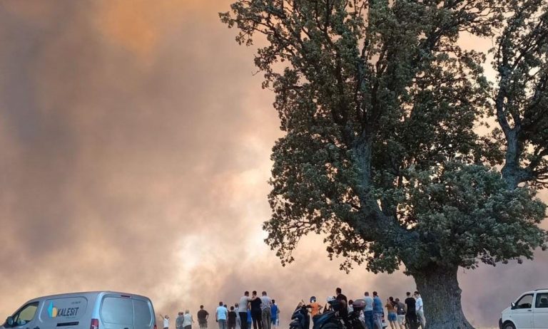 Φλέγεται η Μεσόγειος: Φωτιά στο Τσανάκαλε – Έκλεισαν τα Δαρδανέλια
