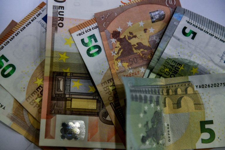 Έρχονται πληρωμές: Δείτε αν είστε στους 2.800  που θα λάβουν 2 εκατ. ευρώ από e-ΕΦΚΑ και ΔΥΠΑ