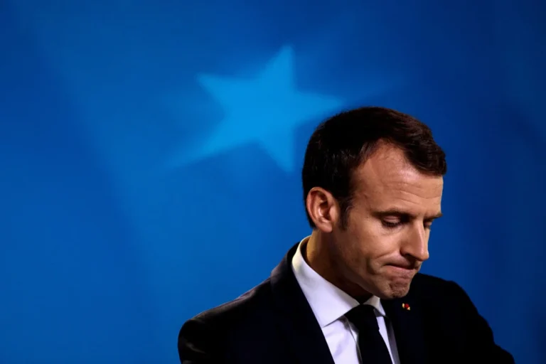 «Πύργος της Βαβέλ» η κυβέρνηση στην Γαλλία – Υπό κατάρρευση ο Μπαϊρού