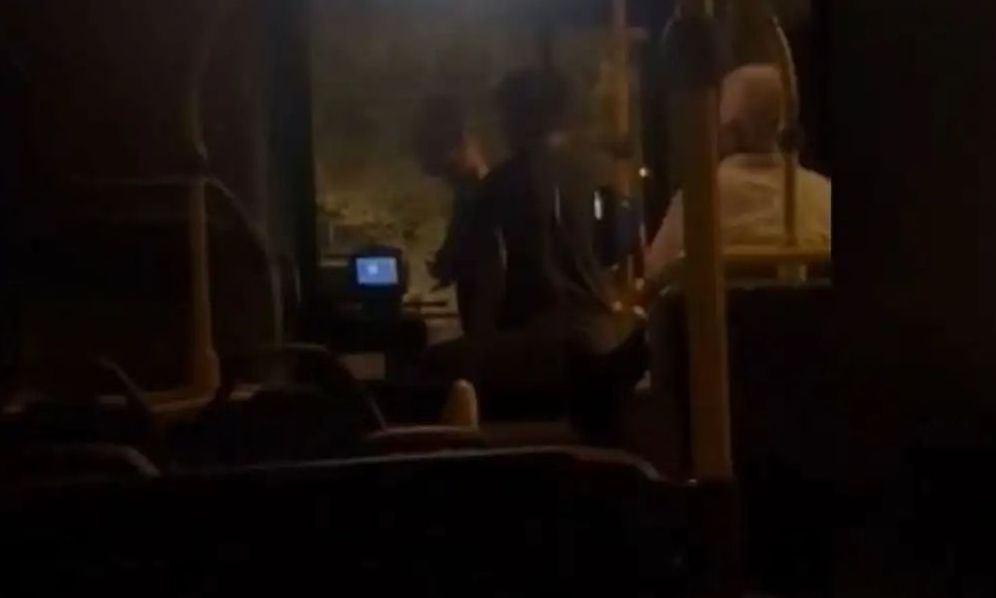 Βίντεο- σοκ: Επιβάτης επιτέθηκε σε οδηγό λεωφορείου