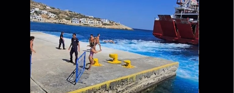 Σίκινος: Παρέμβαση από το λιμενικό για το έθιμο της βουτιάς-Βίντεο